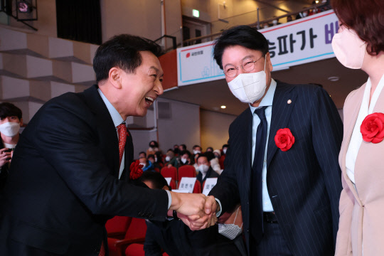 국민의힘 차기 당대표 경선에 출마한 김기현(왼쪽) 의원 지난 1월5일 오후 서울 송파구민회관에서 열린 국민의힘 송파을 신년인사회에서 장제원(가운데) 의원과 인사를 하고 있다. 오른쪽은 지역구 당협위원장 겸 현역인 배현진 의원.<연합뉴스>